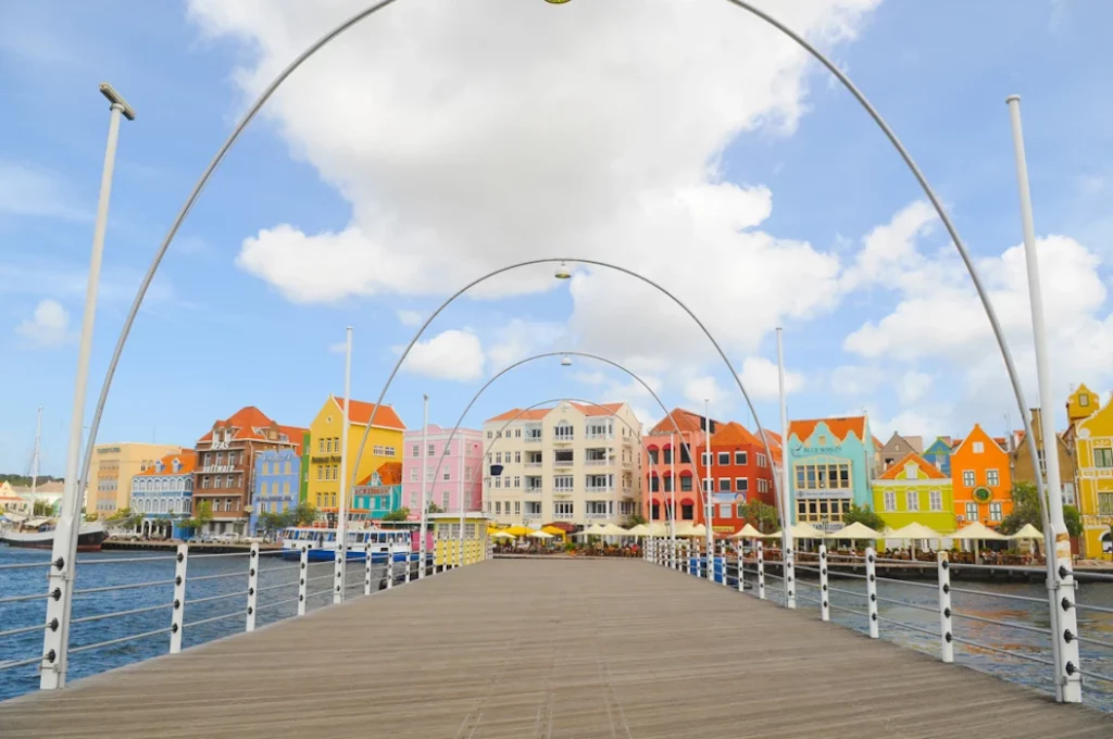 Indalo_Curacao_Guide_Willemstad-pont