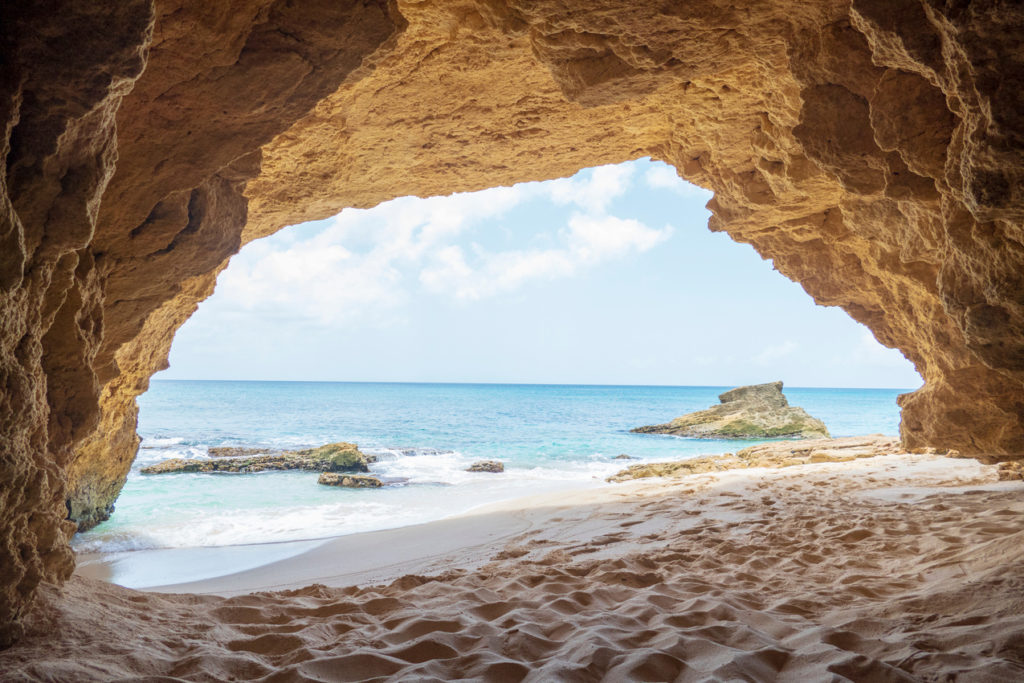 Indalo_St-Martin_Guide_Cupecoy Beach-grotte