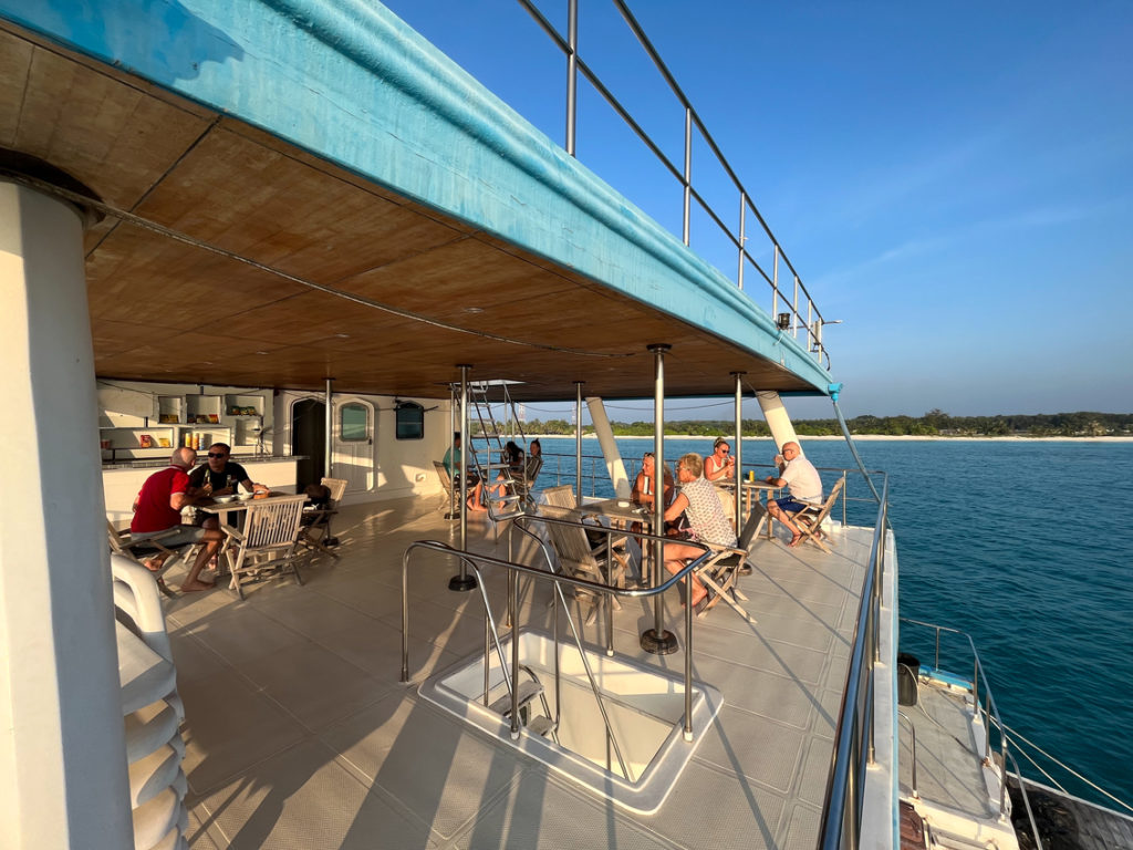 Indalo_Maldives_Barefoot_Bar-Boat Bar