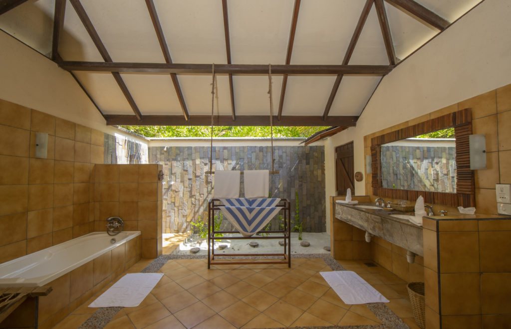 Indalo_Maldives_Filitheyo_Deluxe Beach Villa-sdb