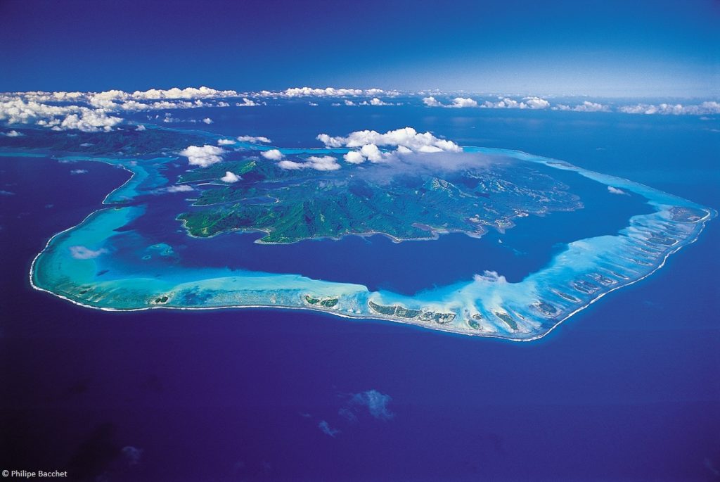 Vue aérienne de l'île de Tahaa dans l'archipel de la Société