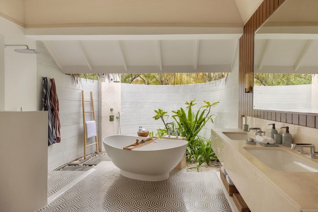 Indalo_Maldives_Kanuhura_Beach Pool Villa-sdb