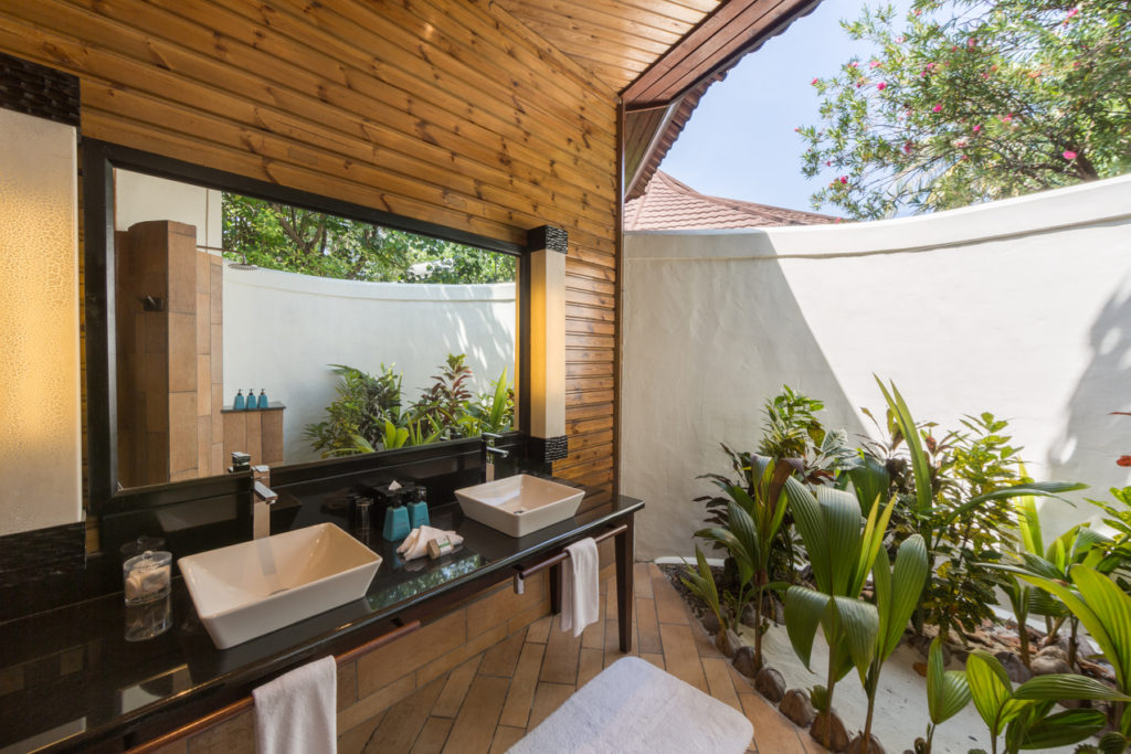 Indalo_Maldives_Komandoo_Beach-Villa-sdb