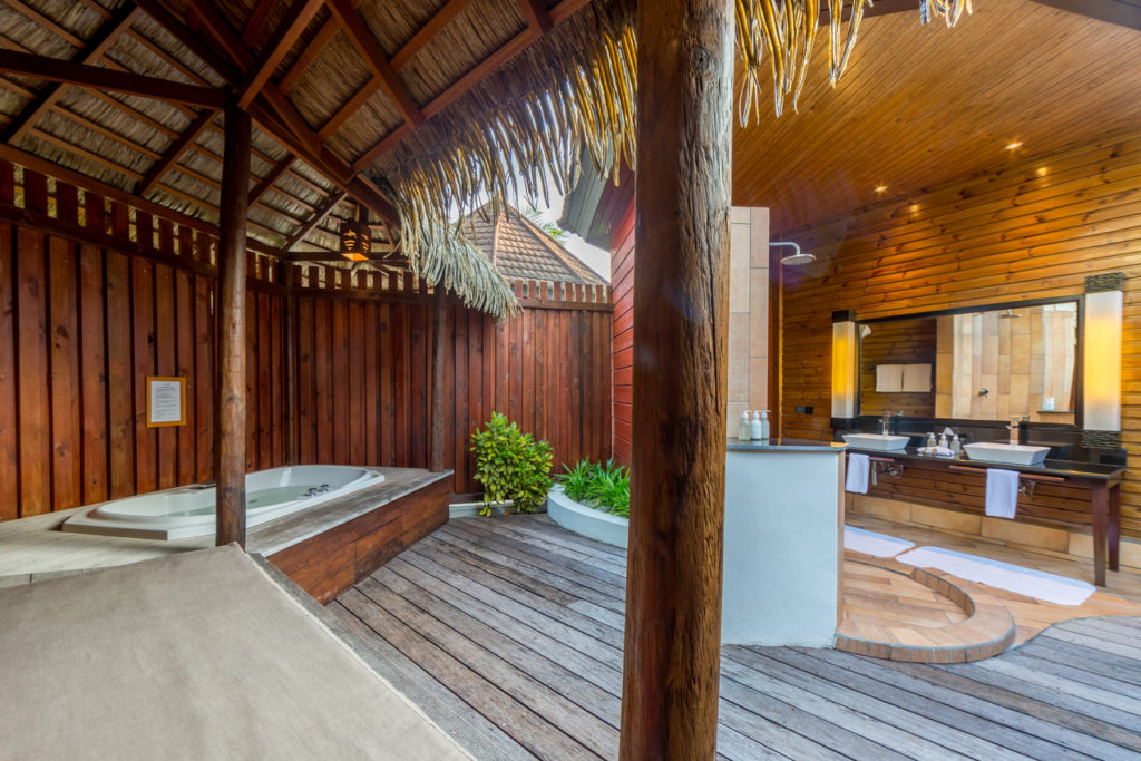 Indalo_Maldives_Komandoo_Jacuzzi-Beach-Villa-sdb