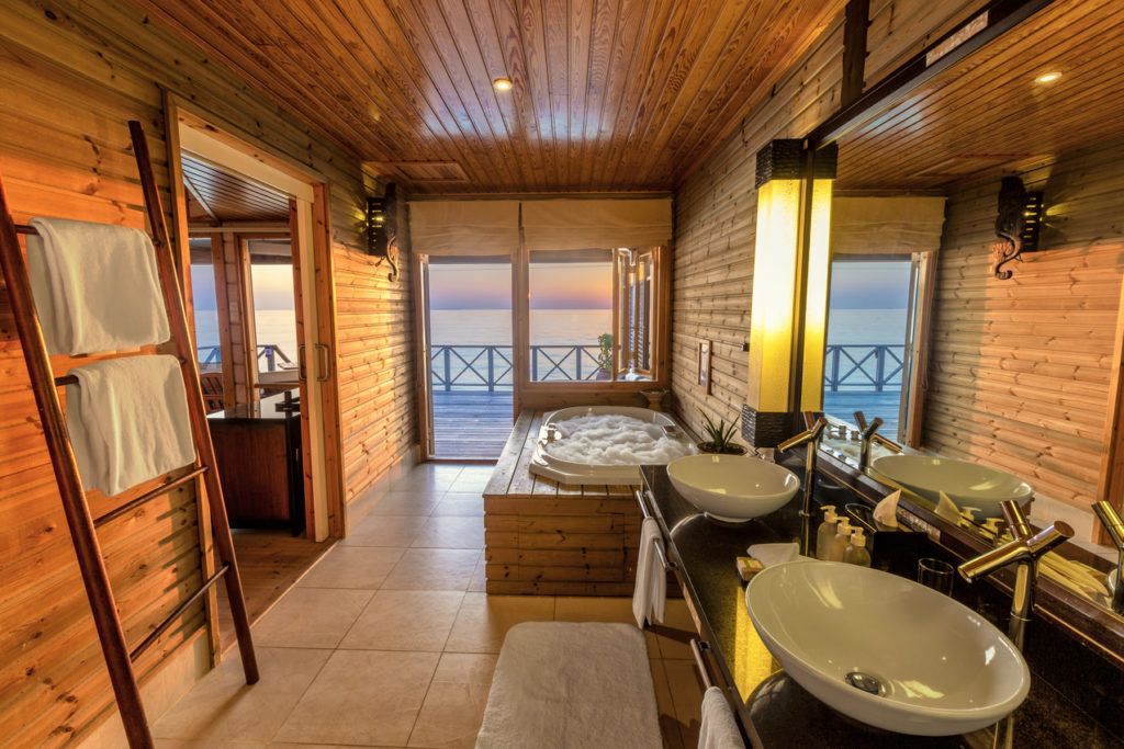 Indalo_Maldives_Komandoo_Ocean Jacuzzi Water Villa-sdb