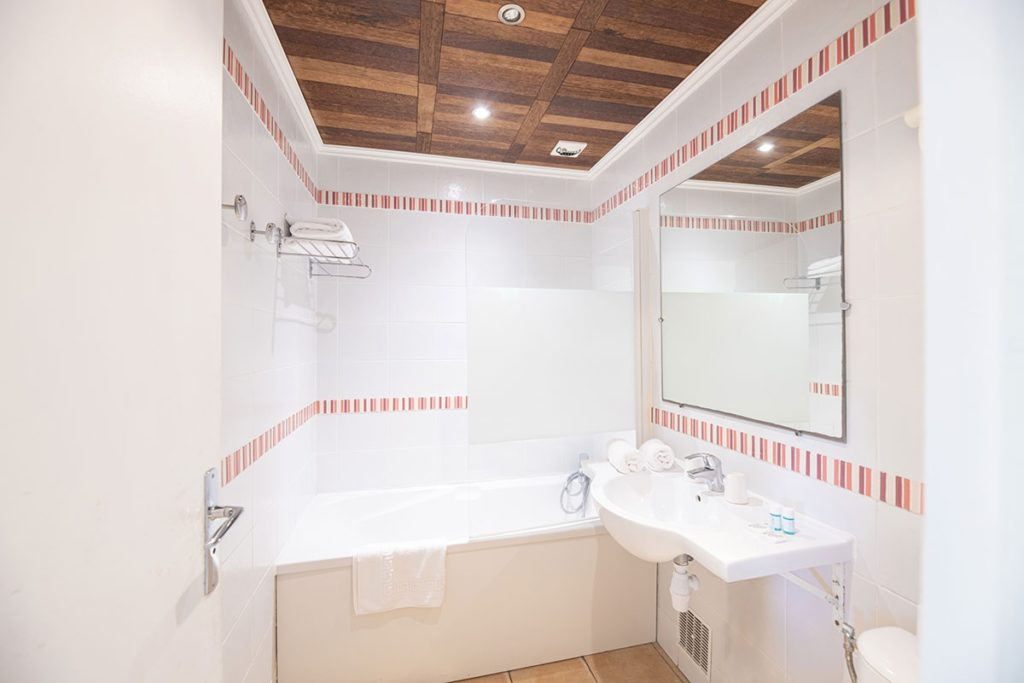 Indalo_Reunion_Relais des Cimes_Chambre Standard2-sdb